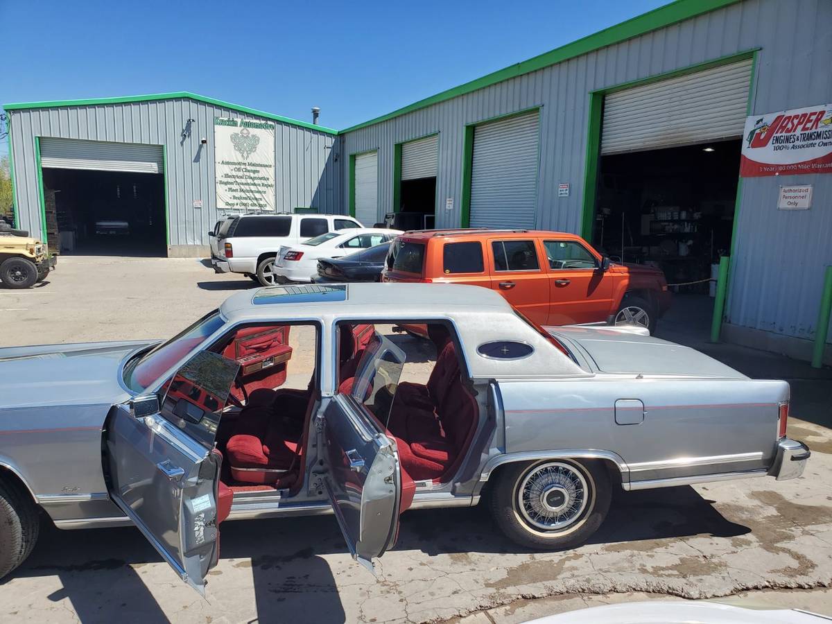 Lincoln-Continental-town-car-1979-7