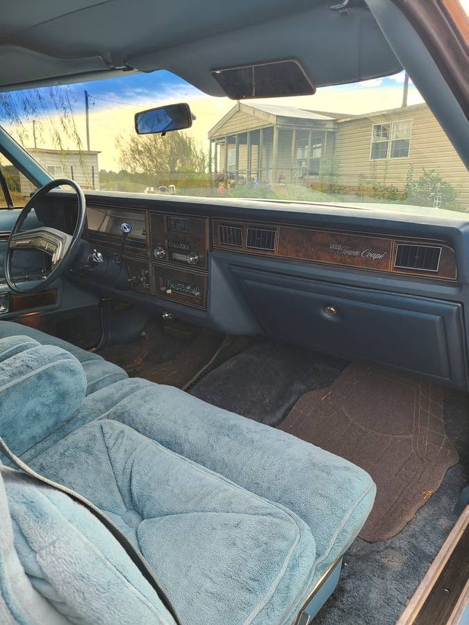 Lincoln-Continental-town-coupe-1979-16