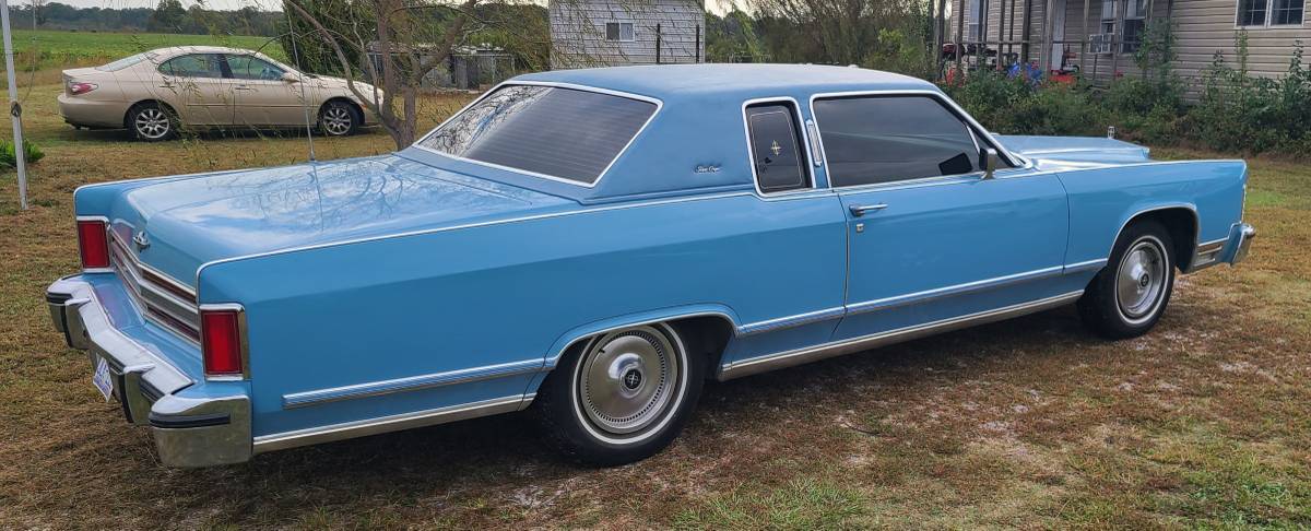 Lincoln-Continental-town-coupe-1979-2