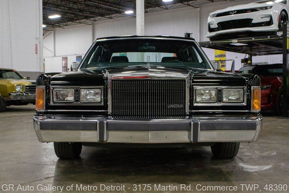 Lincoln-Town-Car-1989-10