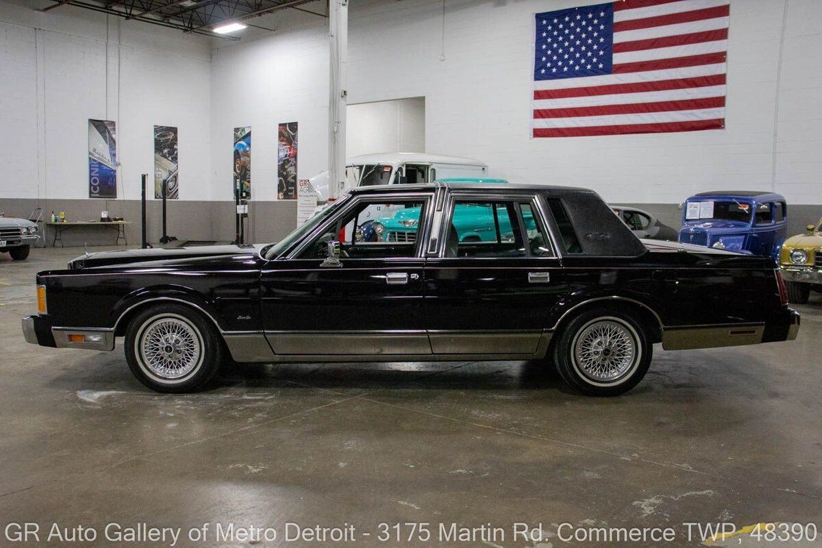 Lincoln-Town-Car-1989-2