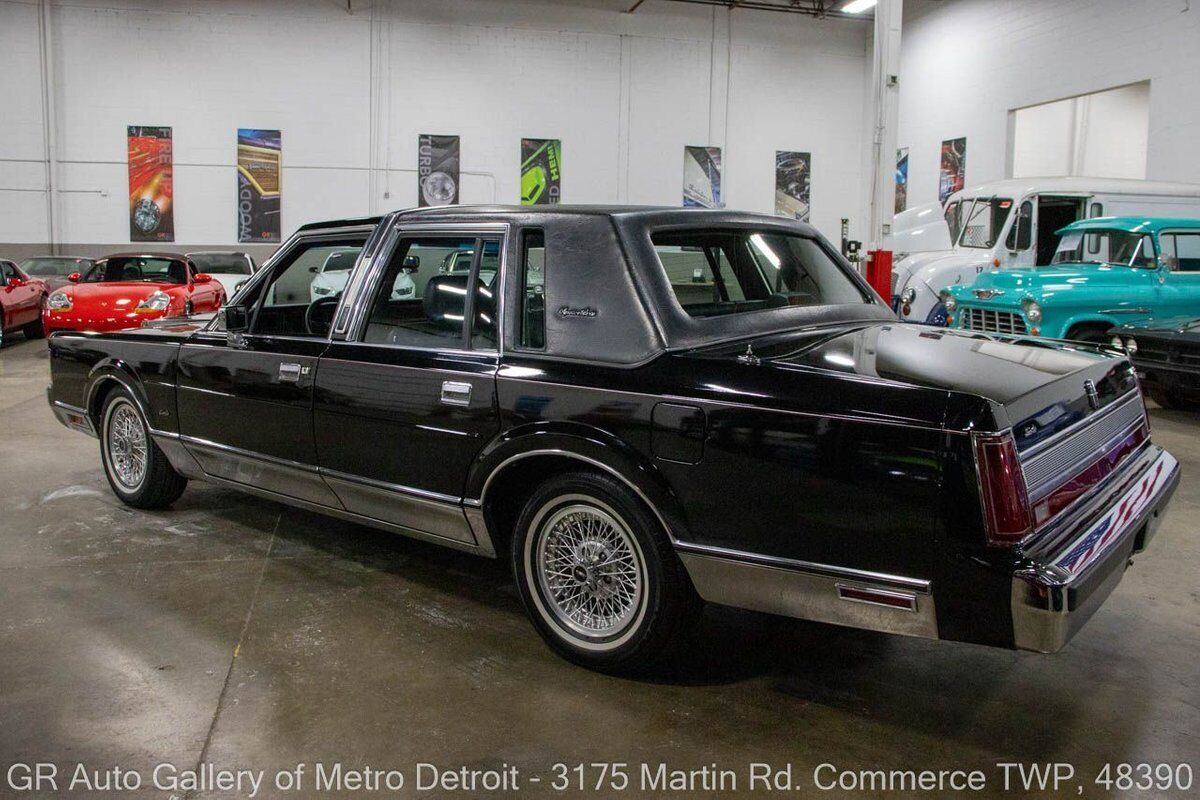 Lincoln-Town-Car-1989-3