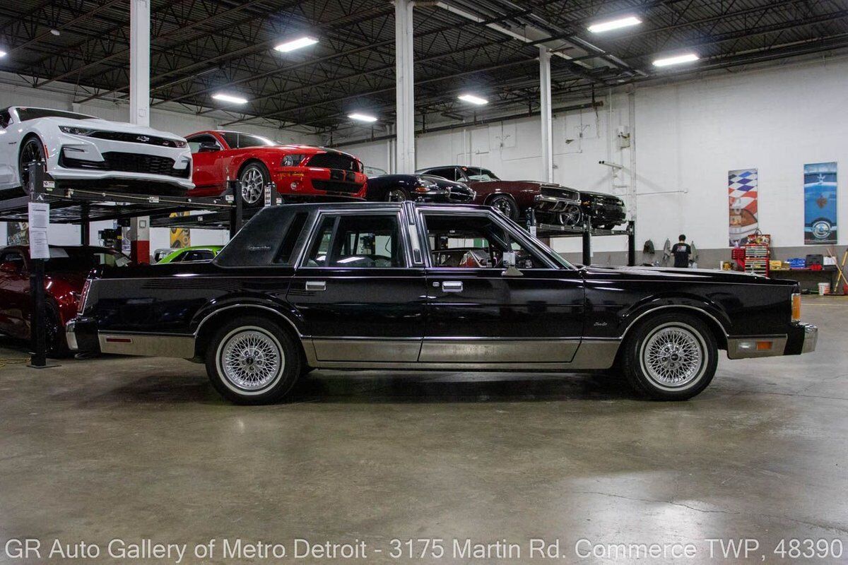 Lincoln-Town-Car-1989-6