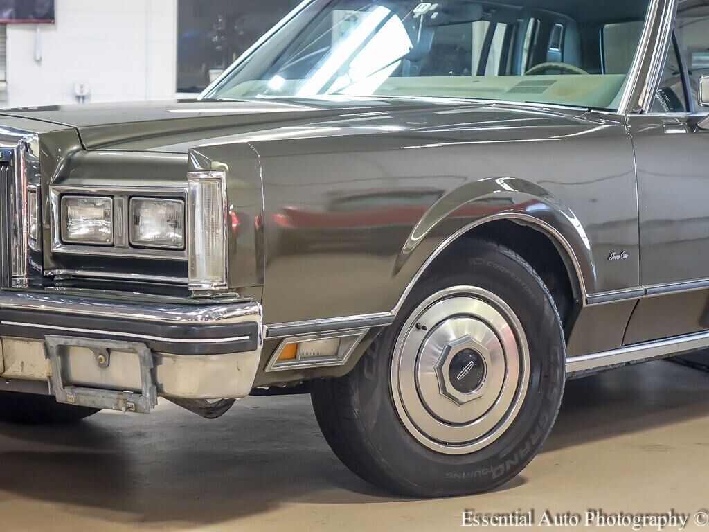 Lincoln-Town-Car-Berline-1984-3