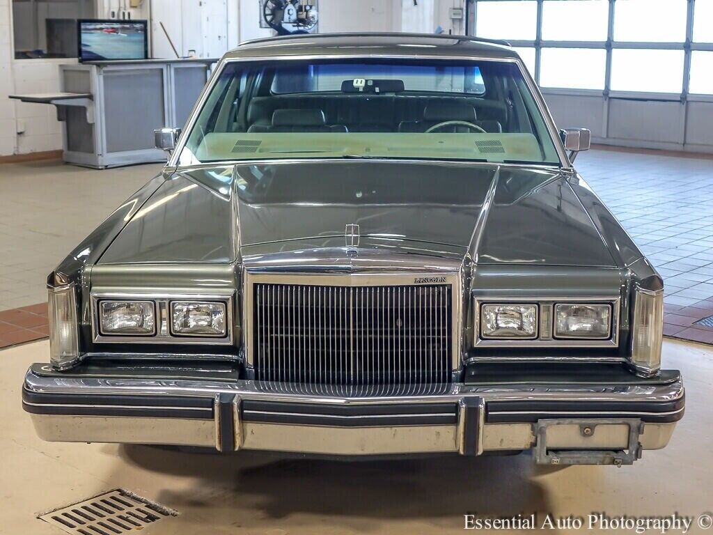 Lincoln-Town-Car-Berline-1984-5