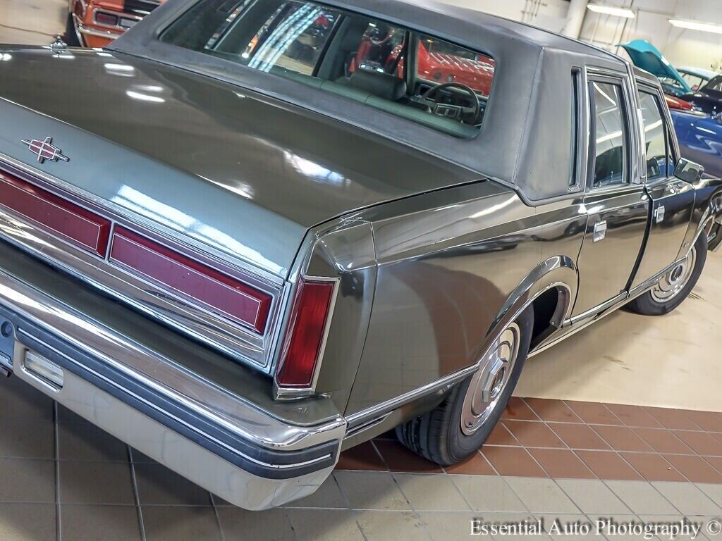 Lincoln-Town-Car-Berline-1984-8