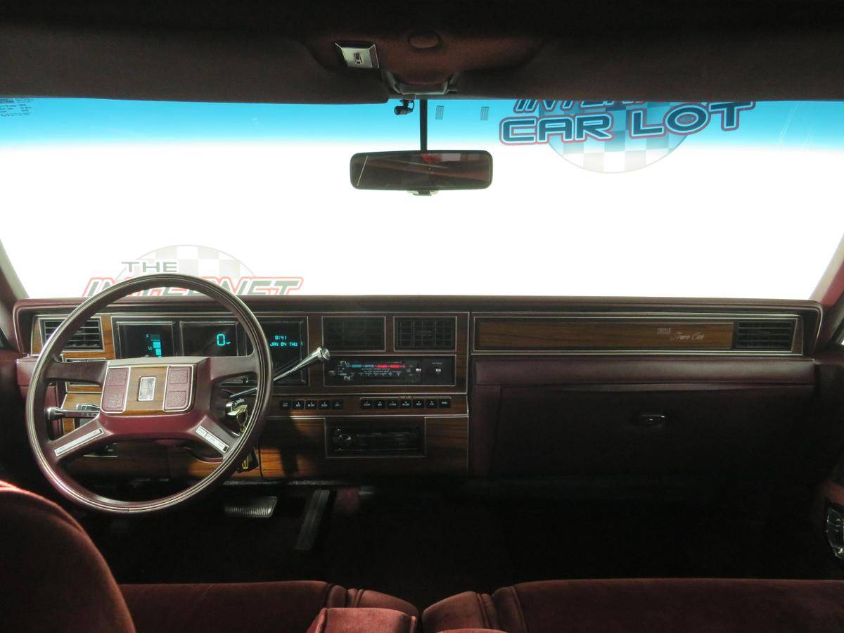 Lincoln-Town-car-1988-10