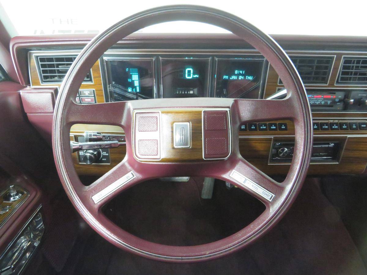 Lincoln-Town-car-1988-12