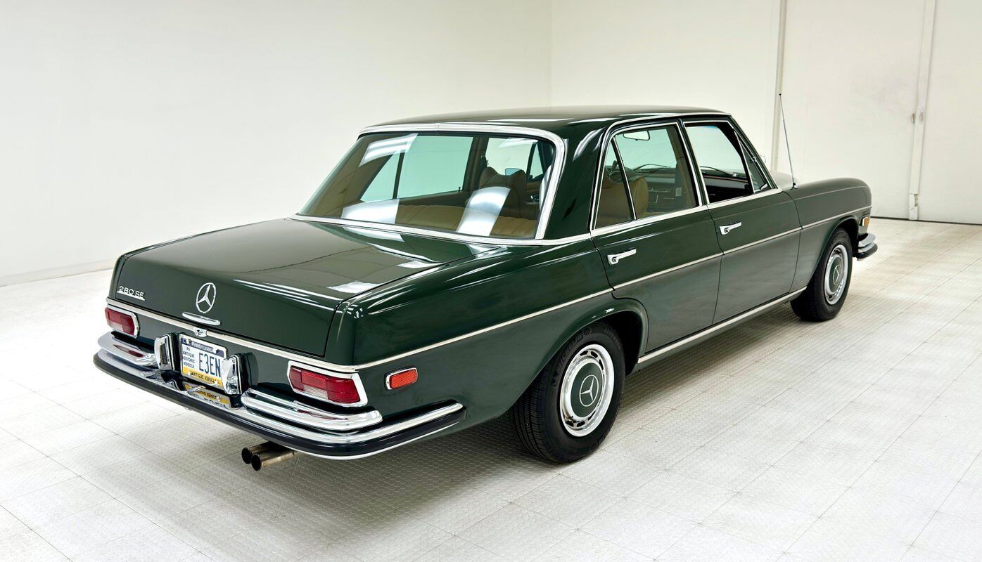 Mercedes-Benz-200-Series-1970-4