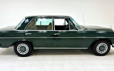 Mercedes-Benz-200-Series-1970-5