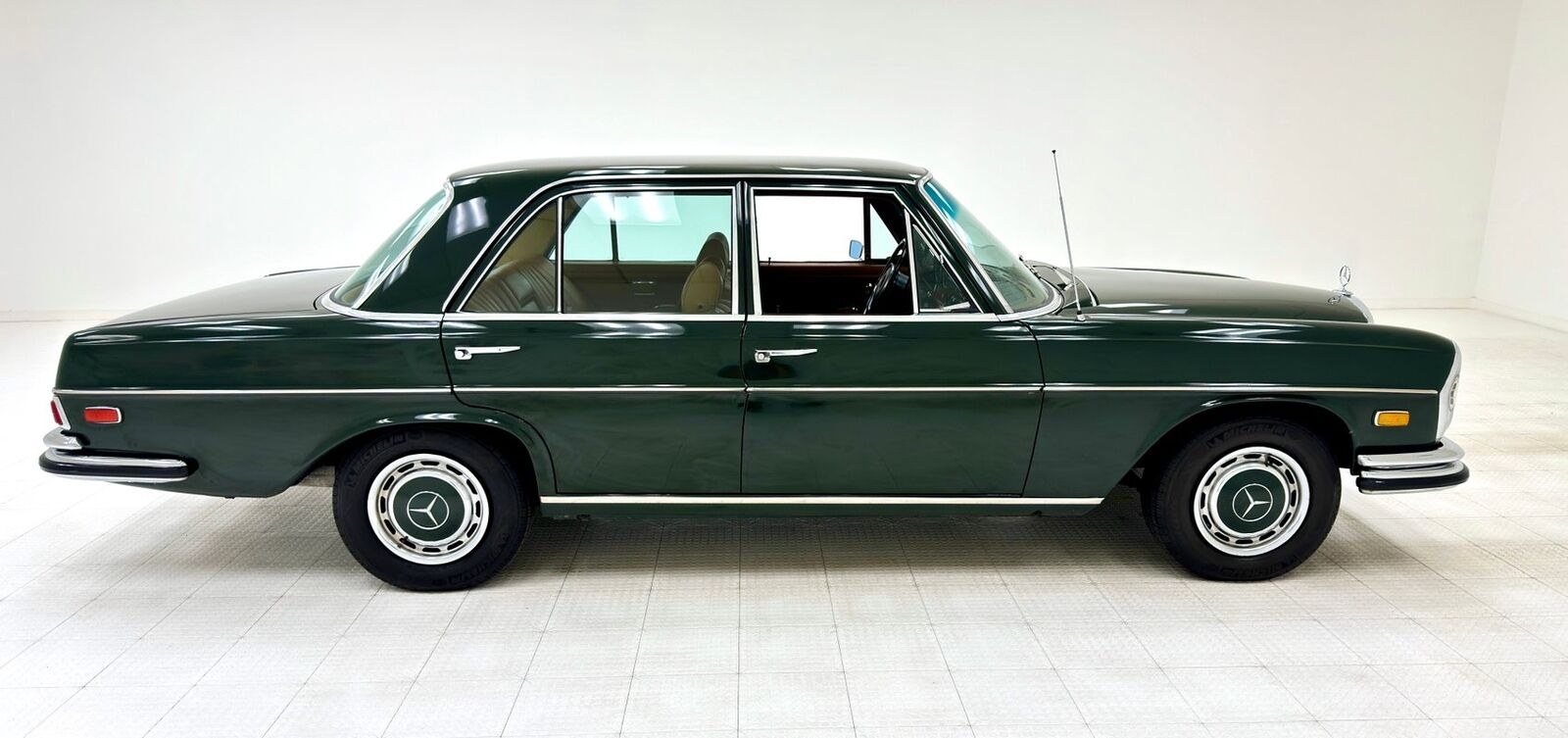 Mercedes-Benz-200-Series-1970-5