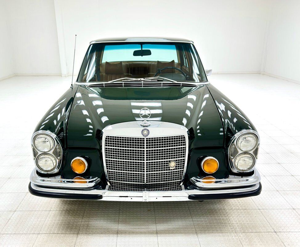 Mercedes-Benz-200-Series-1970-7