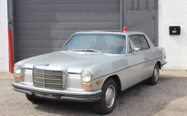 Mercedes-Benz-200-Series-1973-10