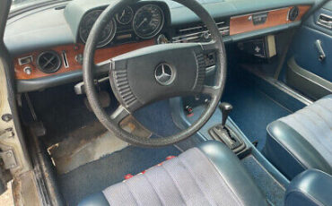 Mercedes-Benz-200-Series-1973-12