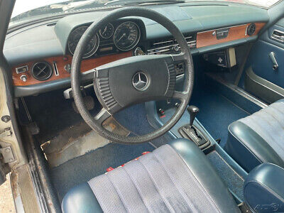 Mercedes-Benz-200-Series-1973-12