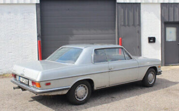 Mercedes-Benz-200-Series-1973-9