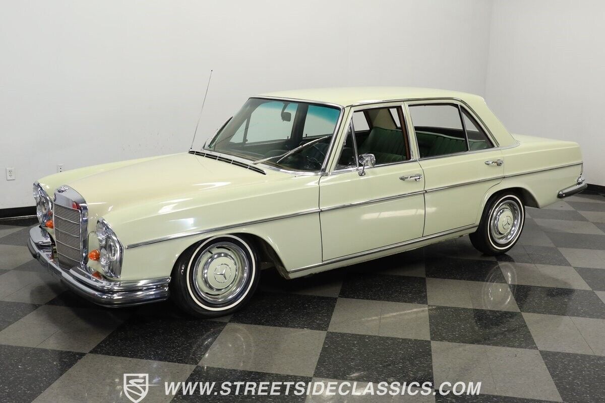 Mercedes-Benz-200-Series-Berline-1967-5