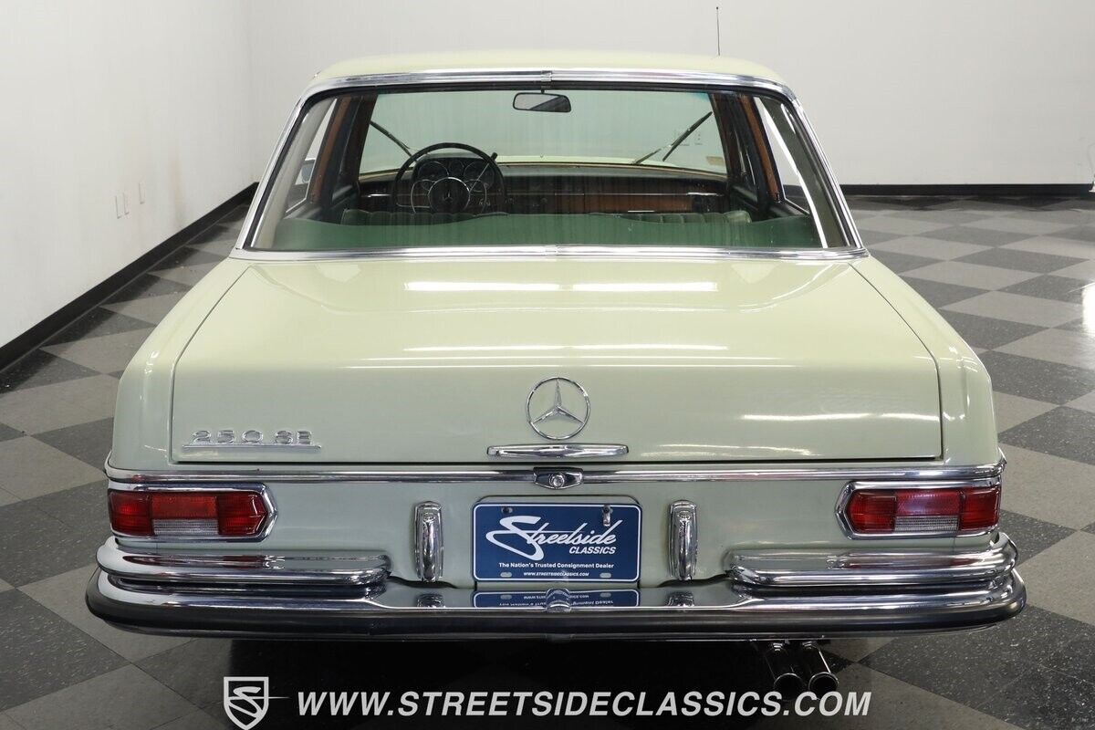 Mercedes-Benz-200-Series-Berline-1967-8