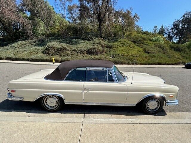 Mercedes-Benz-200-Series-Cabriolet-1967-2