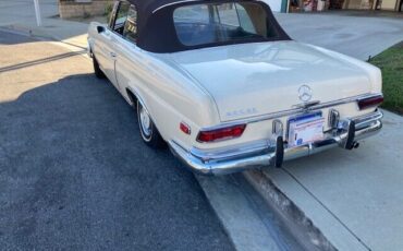 Mercedes-Benz-200-Series-Cabriolet-1967-5