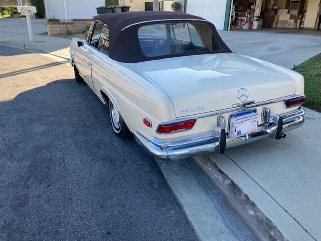 Mercedes-Benz-200-Series-Cabriolet-1967-5