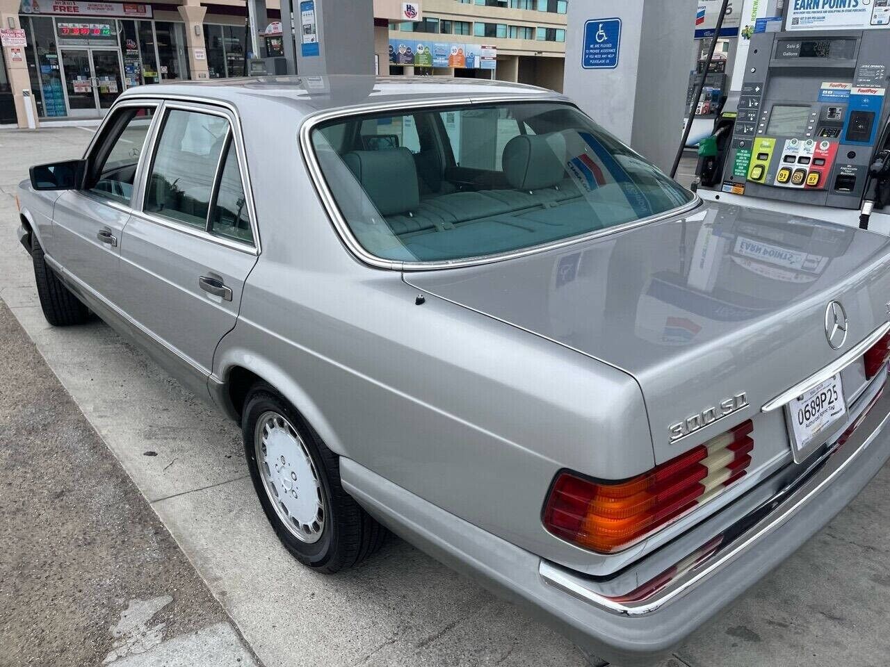 Mercedes-Benz-300-Series-Berline-1984-1