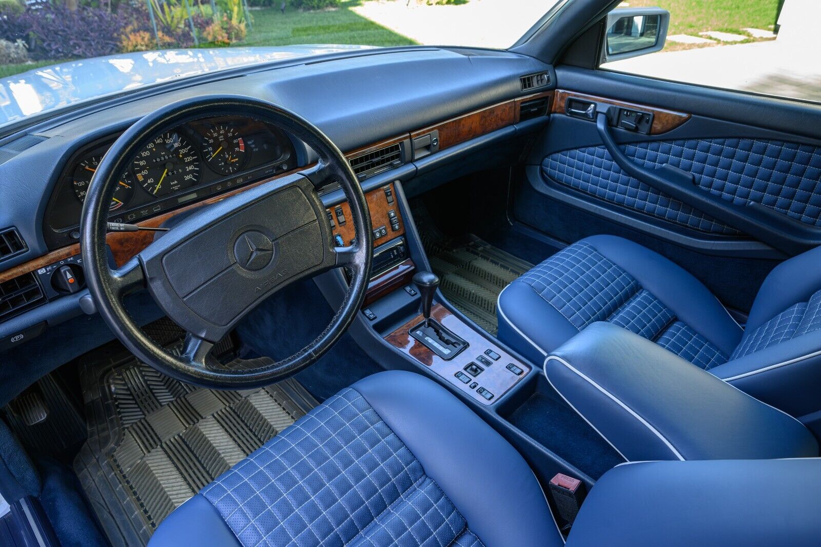 Mercedes-Benz-560sec-1988-11