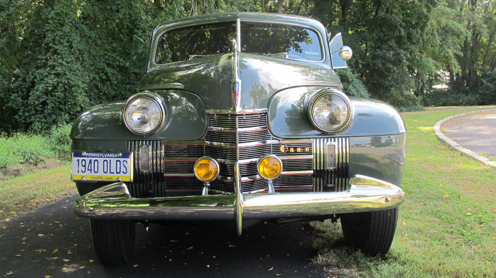 Oldsmobile-Custom-Cruiser-Berline-1940-2