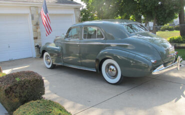 Oldsmobile-Custom-Cruiser-Berline-1940-4