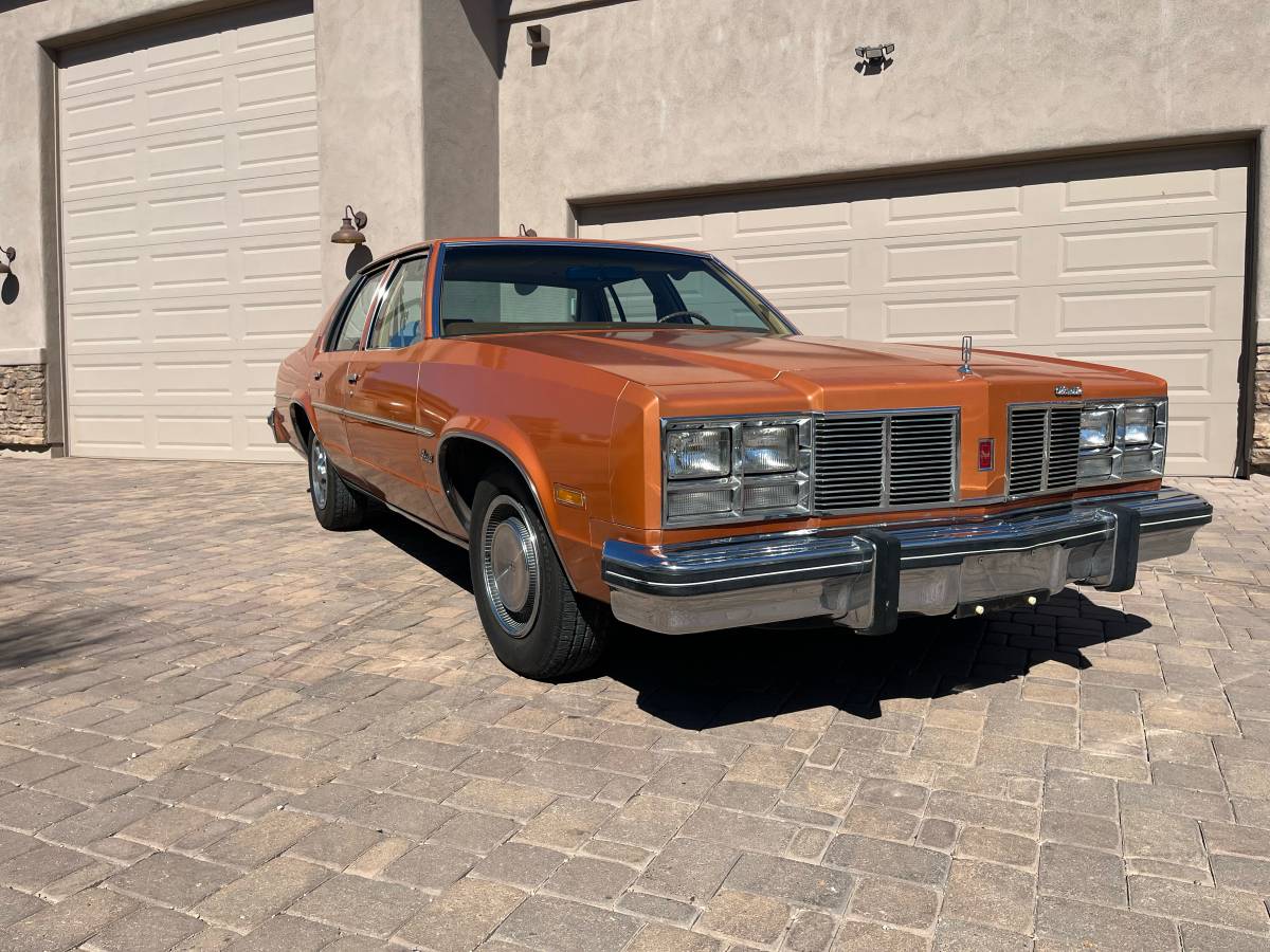 Oldsmobile-Delta-88-royale-1977-1