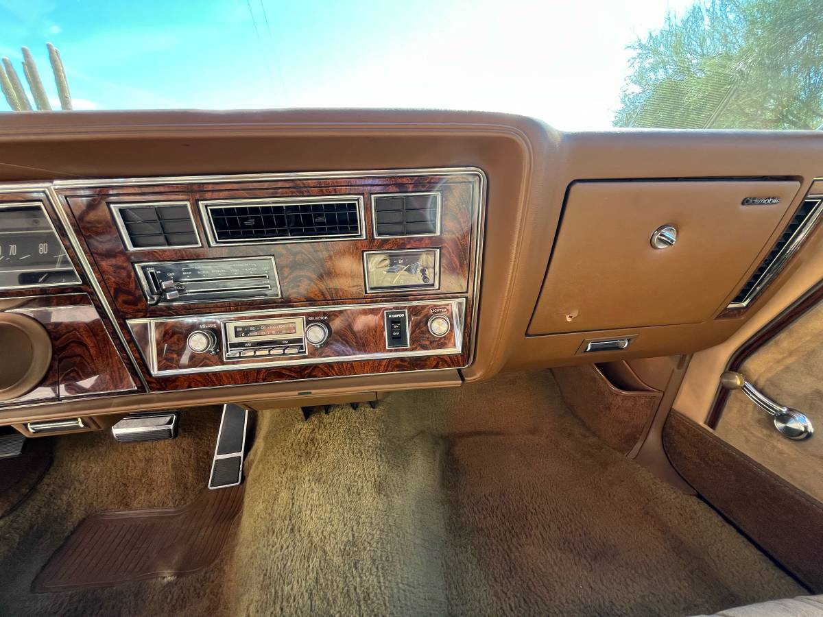 Oldsmobile-Delta-88-royale-1977-10