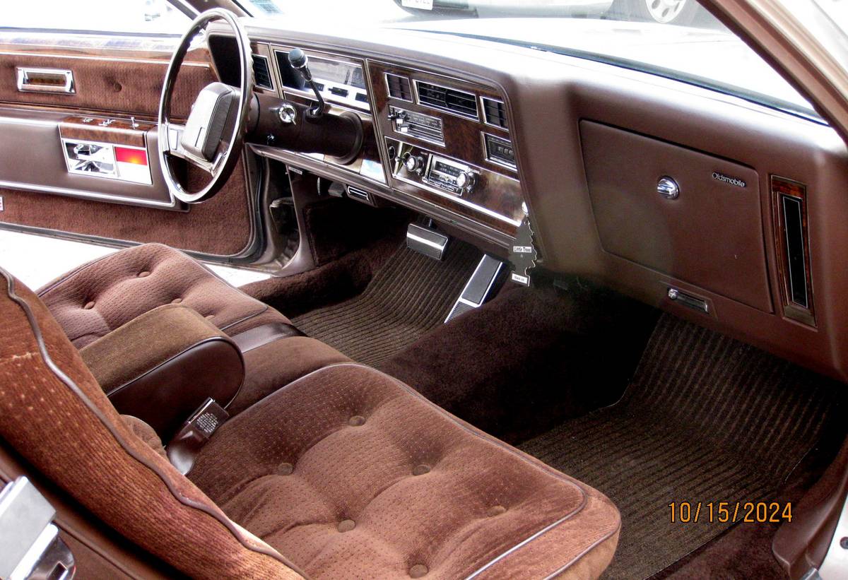 Oldsmobile-Ninety-eight-1983-12