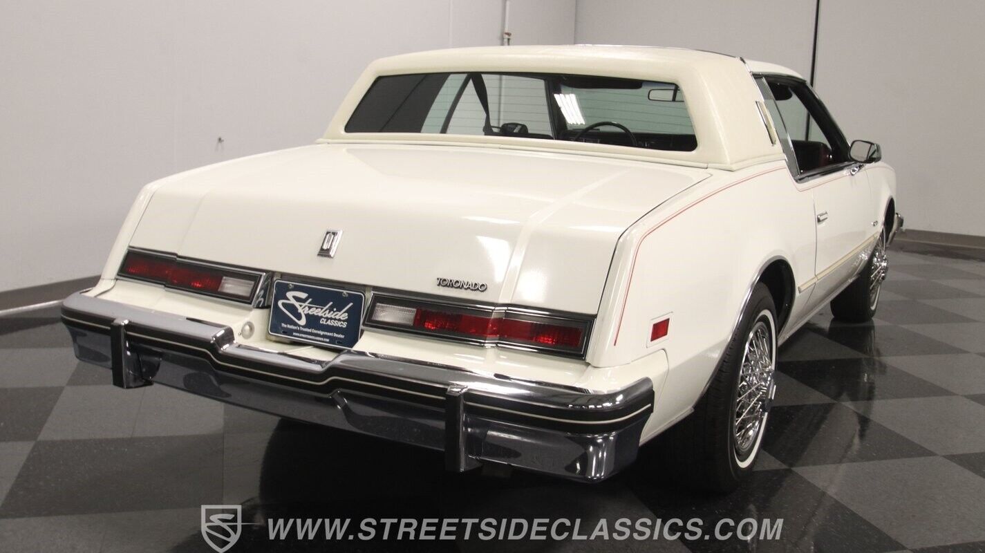 Oldsmobile-Toronado-Coupe-1985-9