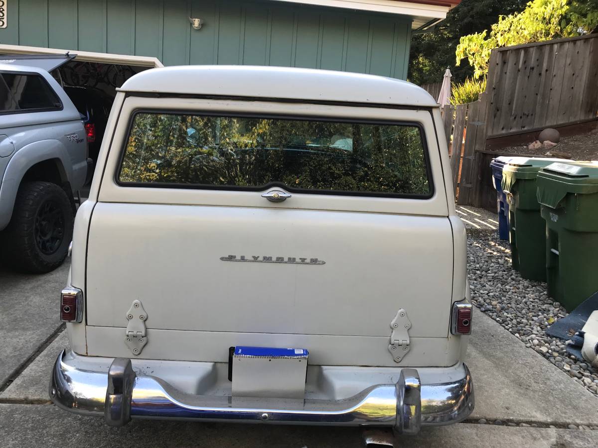 Plymouth-Suburban-1952-5