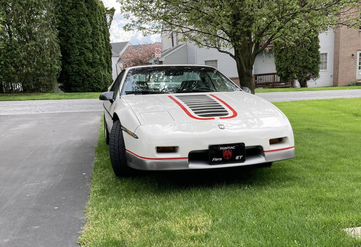 Pontiac-Fiero-gt-1985