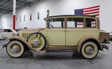 Studebaker-Commander-Berline-1931-2