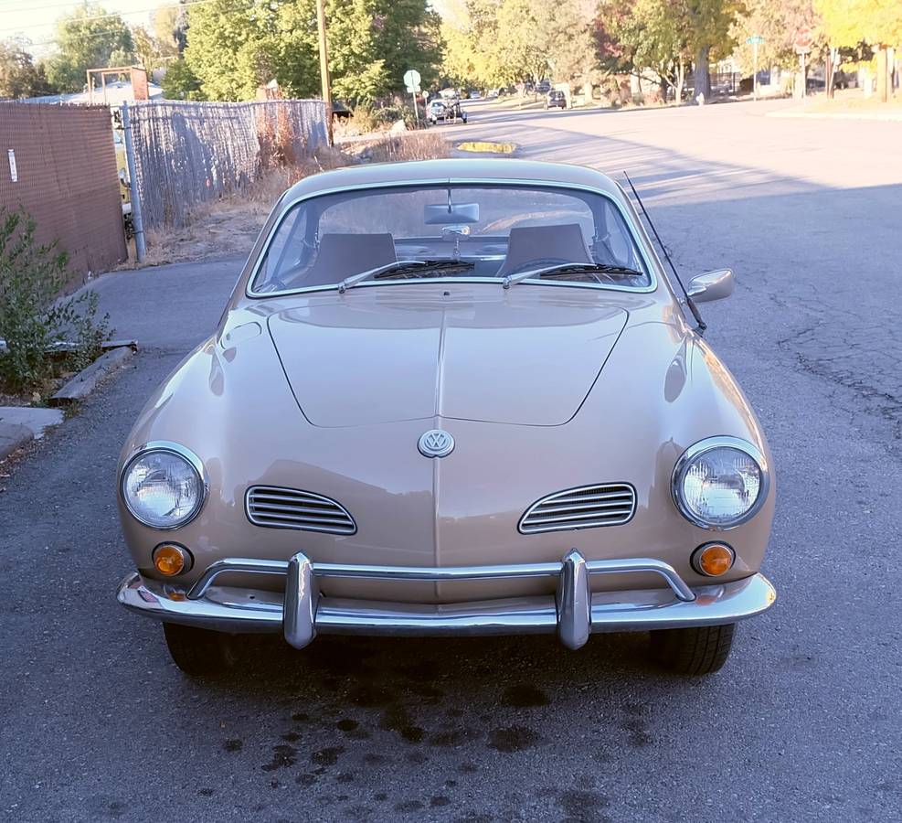 Volkswagen-Karmann-ghia-1968-2