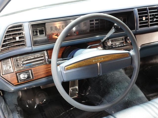 Buick-LeSabre-1976-9