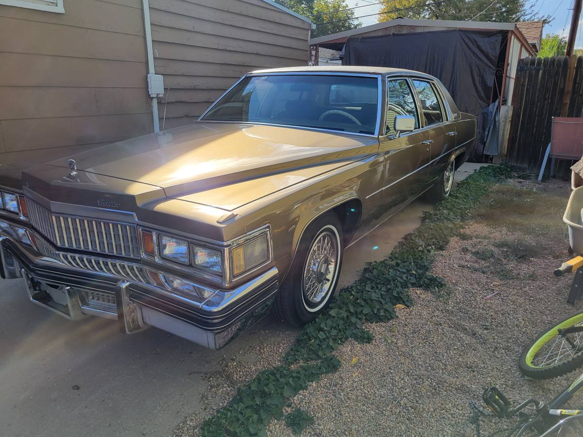 Cadillac-Deville-sedan-1979-1