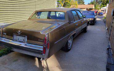 Cadillac-Deville-sedan-1979-3