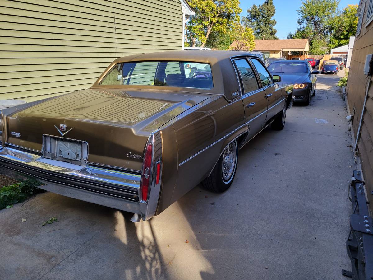 Cadillac-Deville-sedan-1979-3