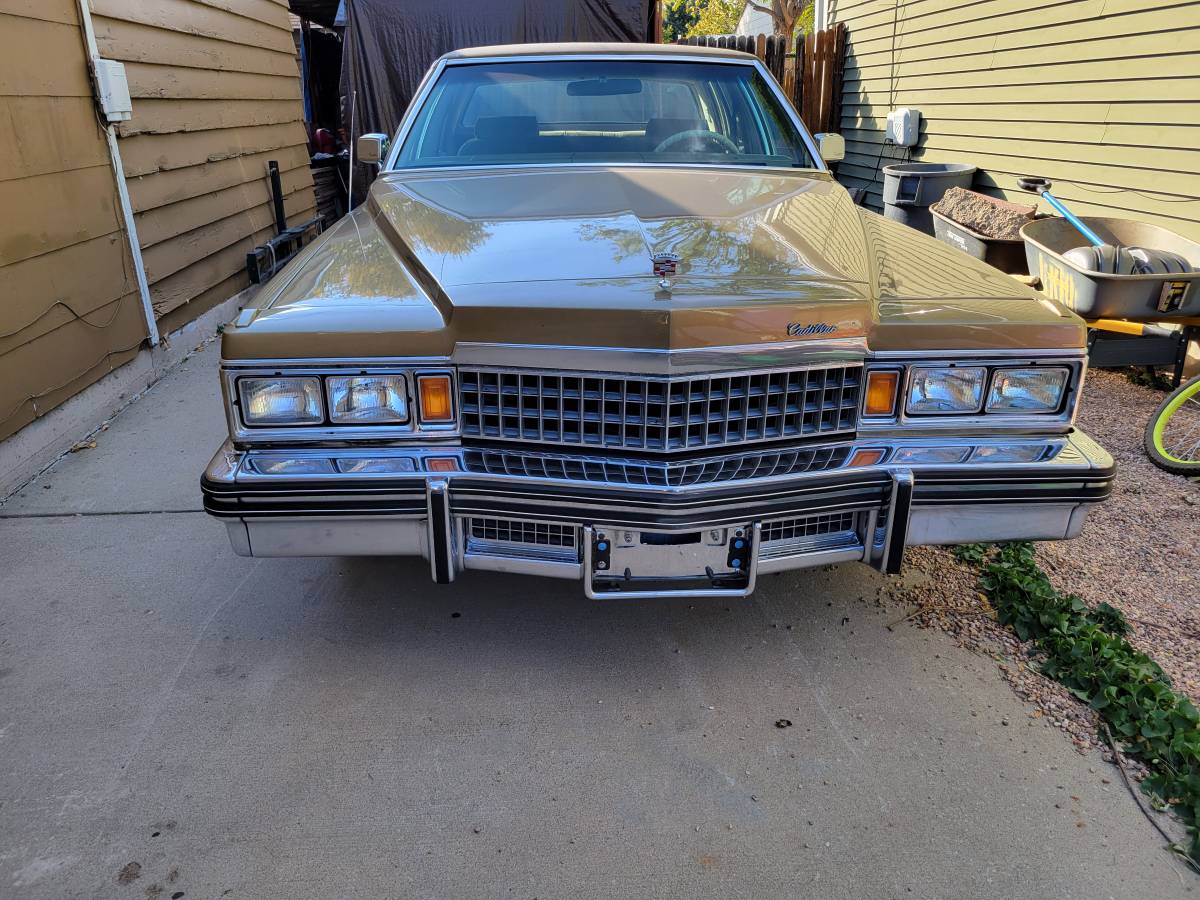 Cadillac-Deville-sedan-1979-8