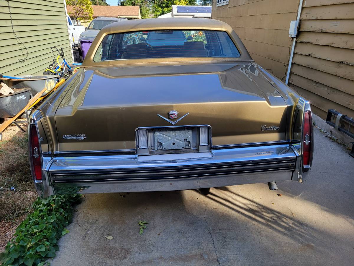 Cadillac-Deville-sedan-1979