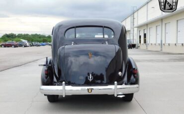 Cadillac-Fleetwood-Berline-1937-4