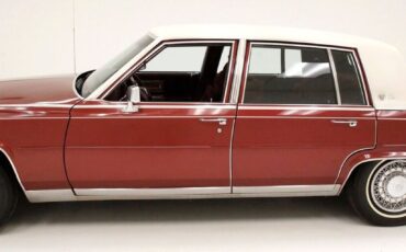 Cadillac-Fleetwood-Berline-1984-1