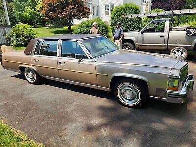 Cadillac-Fleetwood-Berline-1986-1