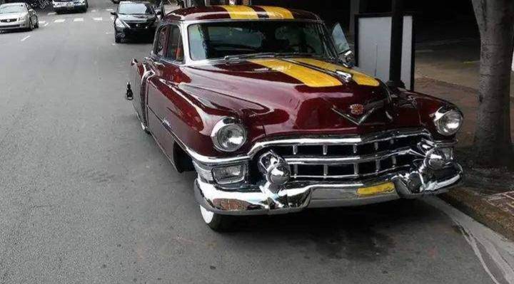 Cadillac-Sedan-deville-1953-1