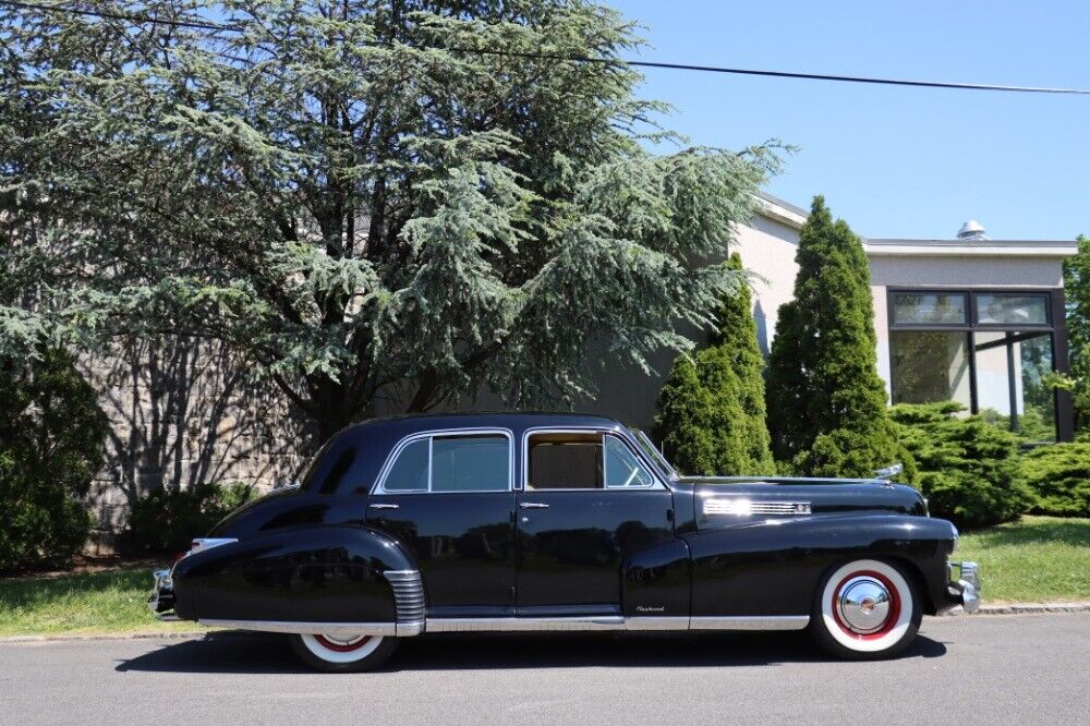 Cadillac-Series-62-Fleetwood-Sedan-1941-2