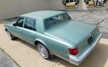 Cadillac-Seville-Berline-1977-5