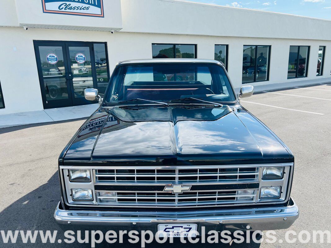 Chevrolet-C-10-Pickup-1983-8